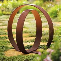 जंग लगी धातु की अंगूठी की मूर्ति