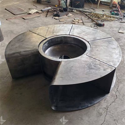 टेबलटॉप के साथ लकड़ी का गोल अग्निकुंड